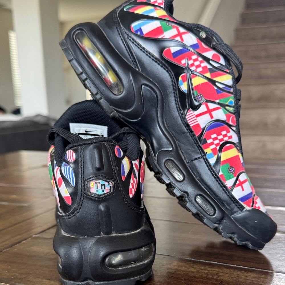 Nike Black and Multicolor Flag Athletic Shoes